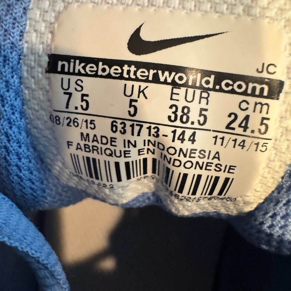 Nike Women's Vapor Court Shoes in Blue and White - Picture 6 of 7
